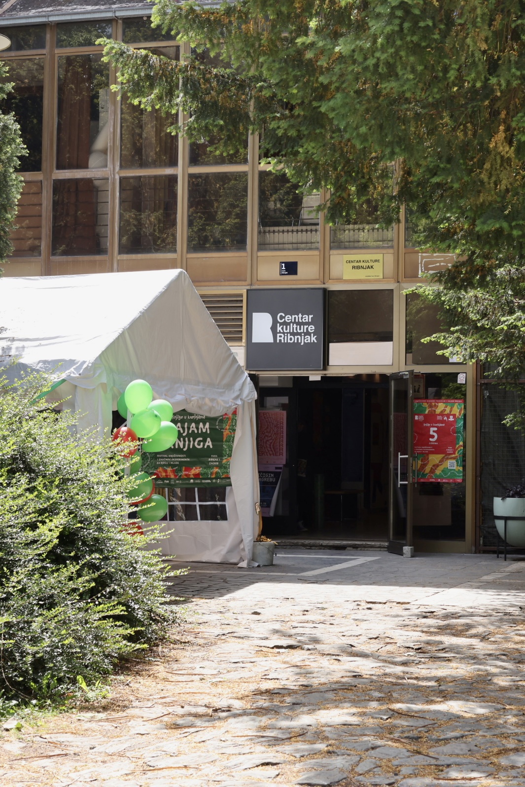 Bogat program za djecu i mlade: Počeo festival "Knjige u krošnjama" na Ribnjaku
