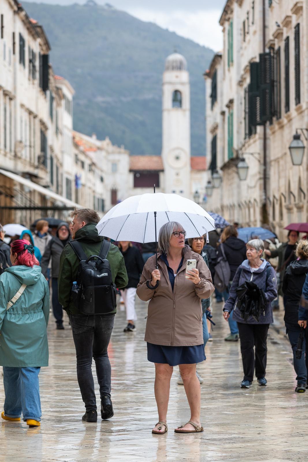 FOTO Turisti nisu odustali od šetnje Dubrovnikom unatoč kiši, svi nose isti dodatak