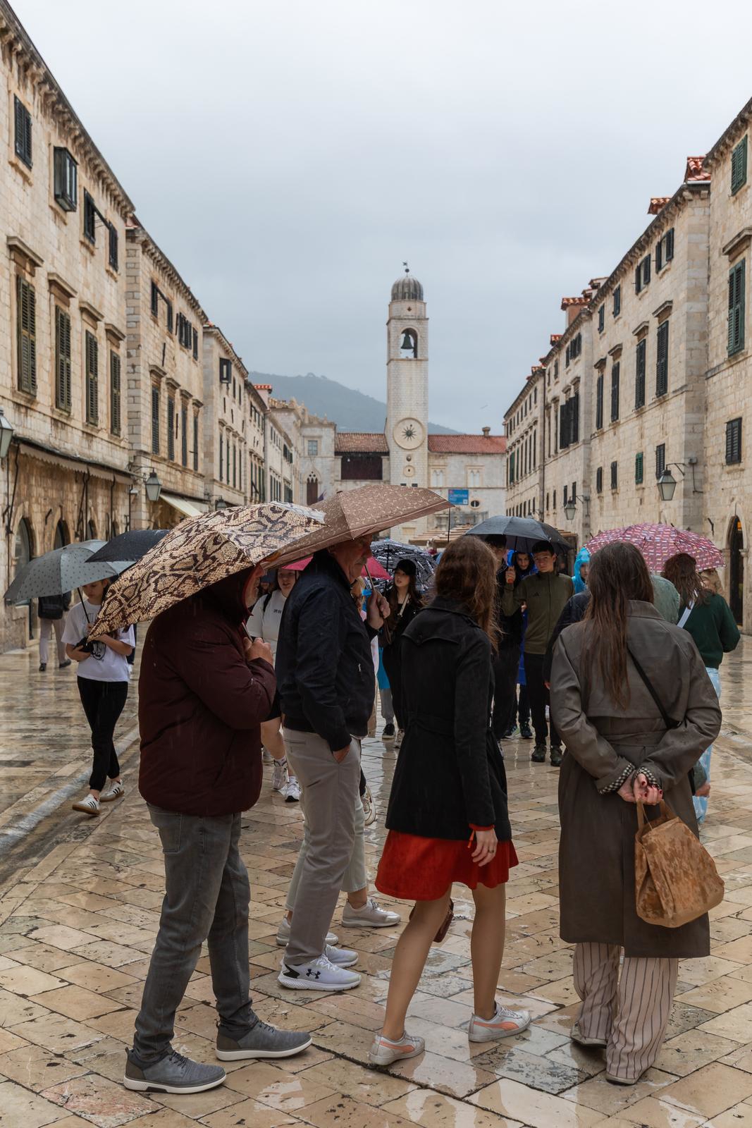 FOTO Turisti nisu odustali od šetnje Dubrovnikom unatoč kiši, svi nose isti dodatak