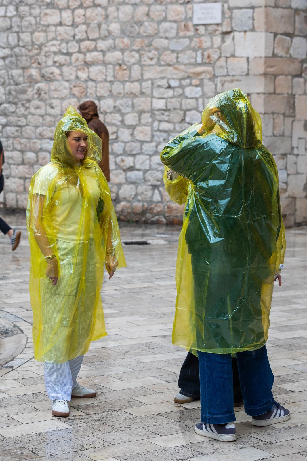 FOTO Turisti nisu odustali od šetnje Dubrovnikom unatoč kiši, svi nose isti dodatak