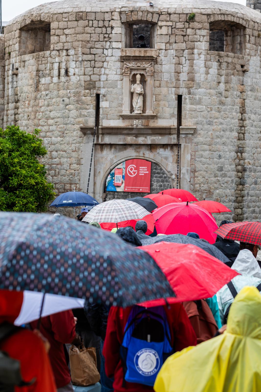 FOTO Turisti nisu odustali od šetnje Dubrovnikom unatoč kiši, svi nose isti dodatak