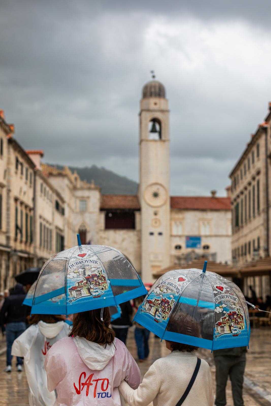 FOTO Turisti nisu odustali od šetnje Dubrovnikom unatoč kiši, svi nose isti dodatak
