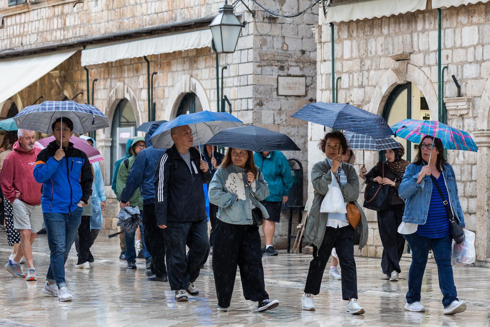FOTO Turisti nisu odustali od šetnje Dubrovnikom unatoč kiši, svi nose isti dodatak