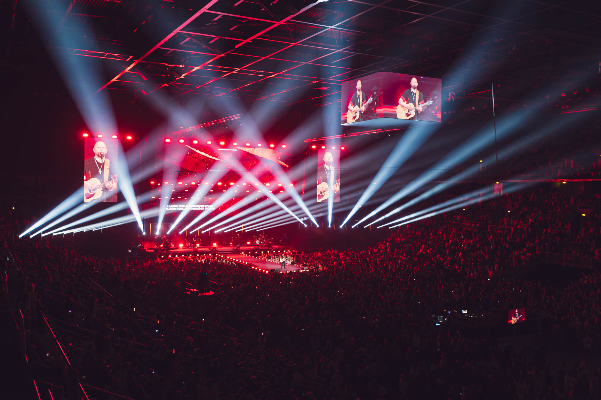 FOTO Dok je Europa gledala Eurosong, tisuće ljudi u Areni Zagreb molilo