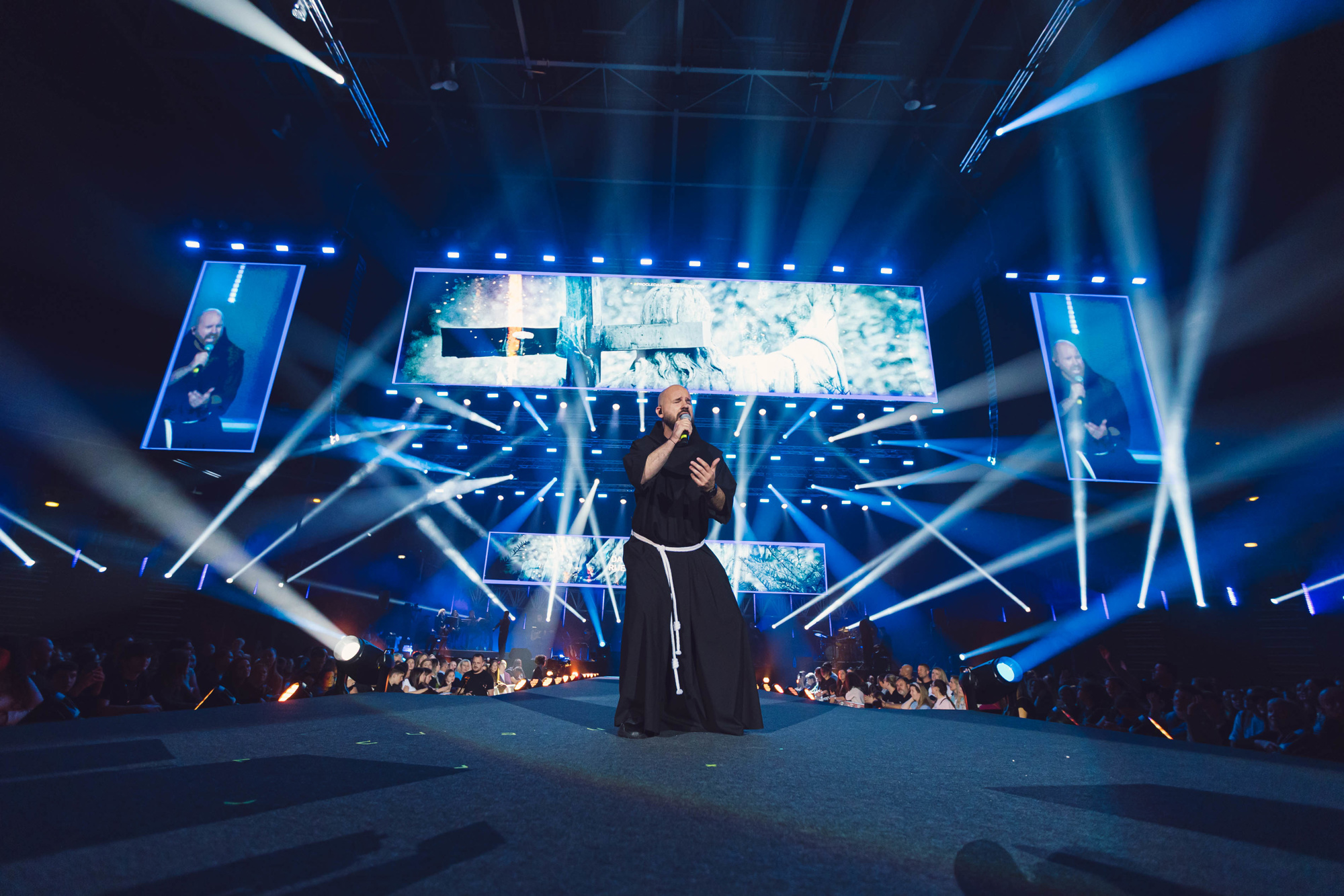 FOTO Dok je Europa gledala Eurosong, tisuće ljudi u Areni Zagreb molilo