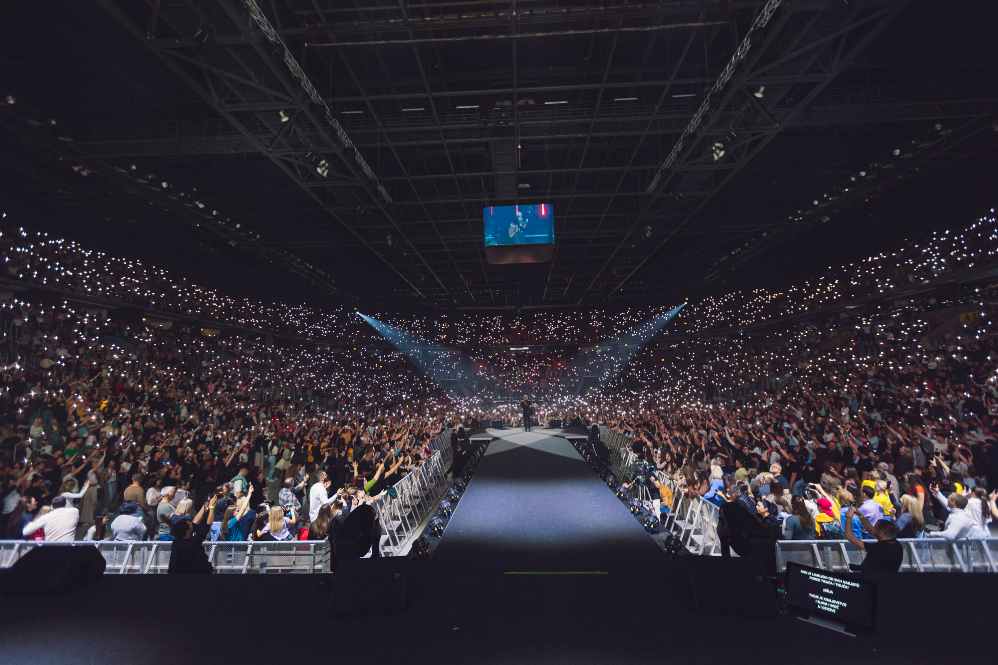 FOTO Dok je Europa gledala Eurosong, tisuće ljudi u Areni Zagreb molilo