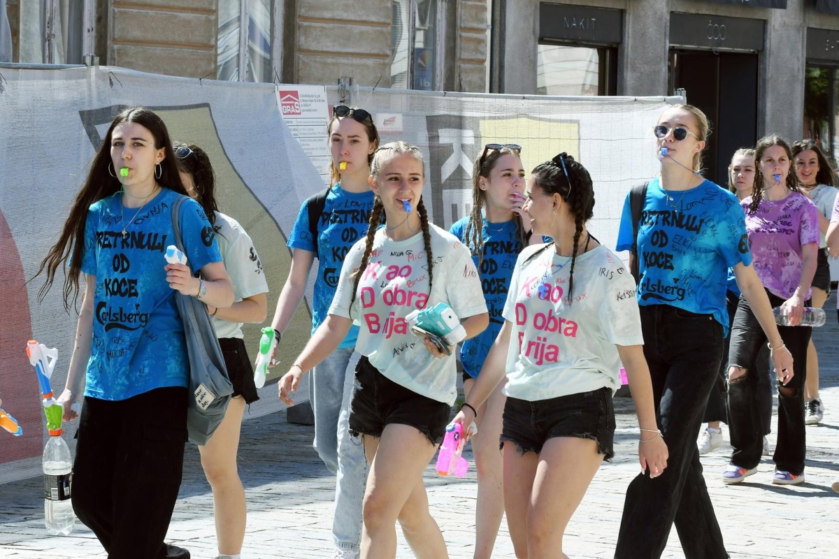 FOTO Sisački maturanti obilježili kraj škole uz zviždaljke i vodene pištolje