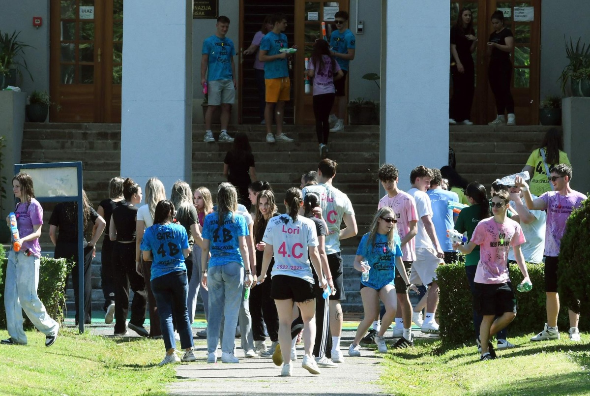 FOTO Sisački maturanti obilježili kraj škole uz zviždaljke i vodene pištolje
