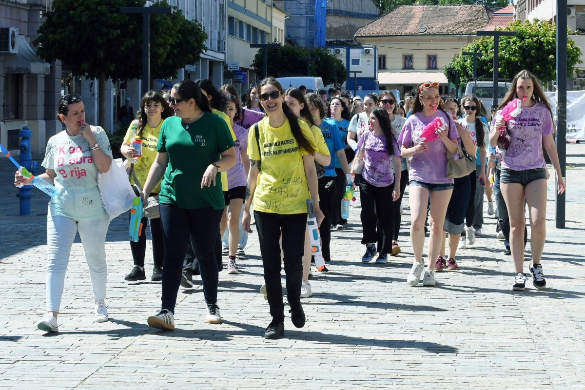 FOTO Sisački maturanti obilježili kraj škole uz zviždaljke i vodene pištolje