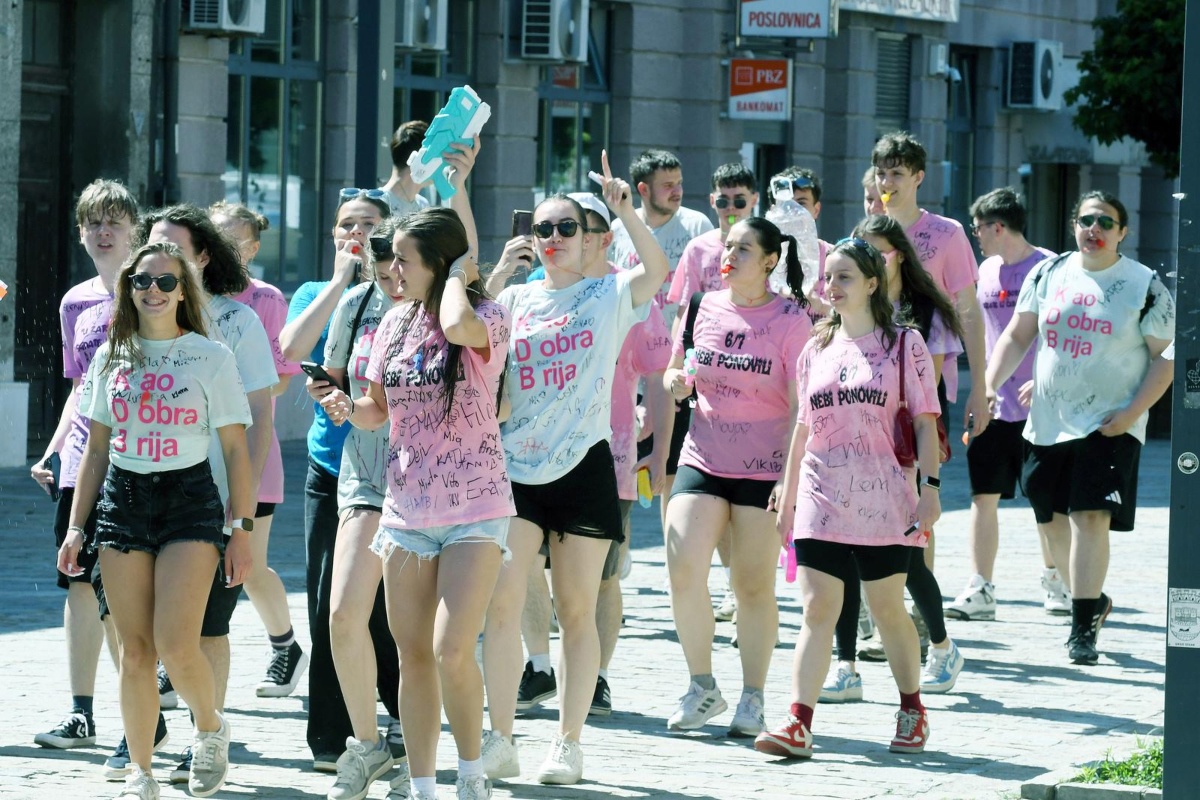 FOTO Sisački maturanti obilježili kraj škole uz zviždaljke i vodene pištolje
