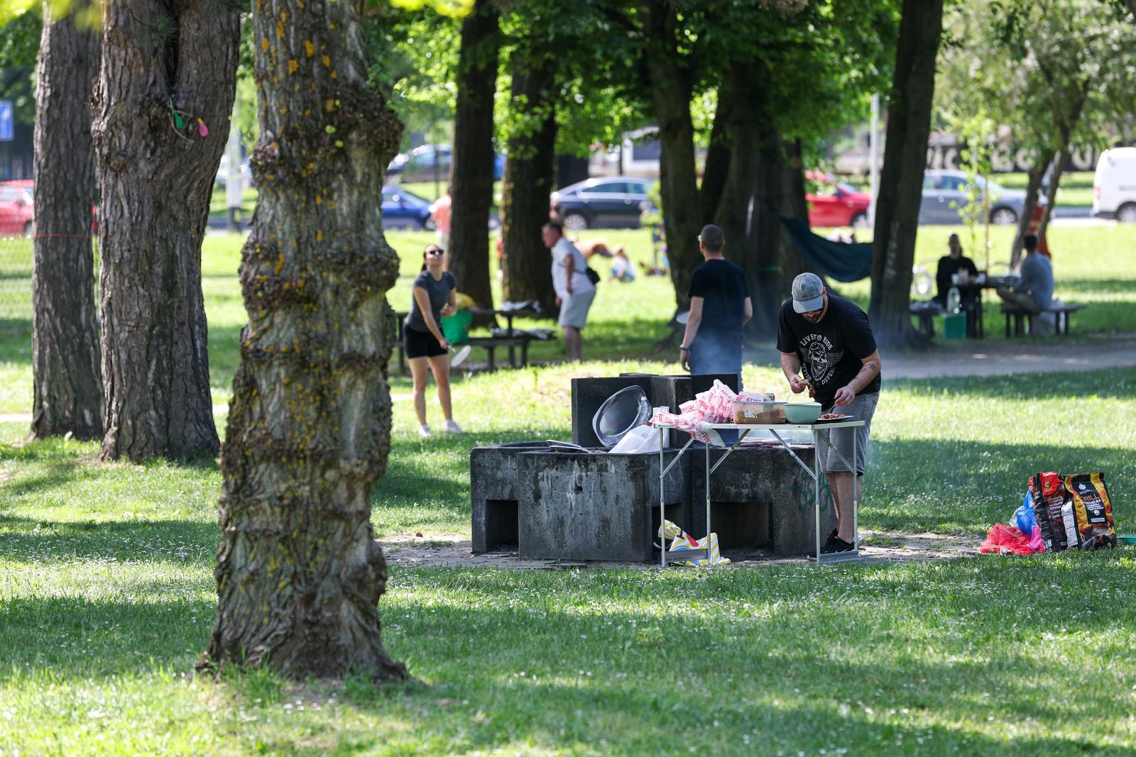 FOTO Zagrepčani uživaju na Bundeku: Jedni se sunčaju, drugi roštiljaju