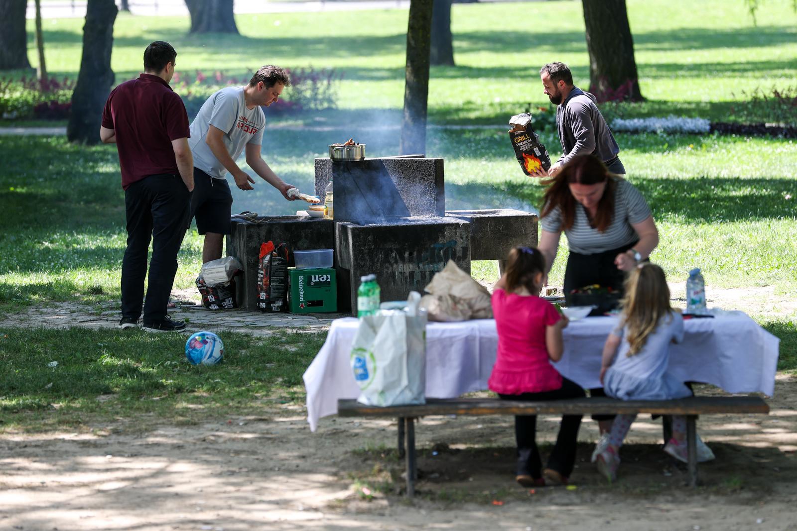 FOTO Zagrepčani uživaju na Bundeku: Jedni se sunčaju, drugi roštiljaju