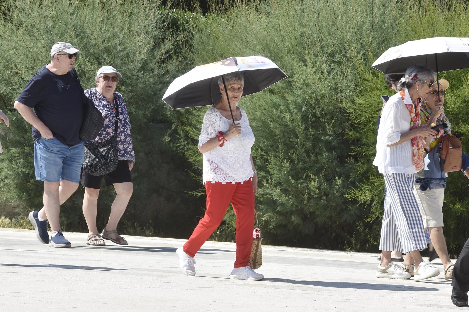 FOTO Šibenik se prži na 30 stupnjeva, turisti se od sunca štite na sve moguće načine