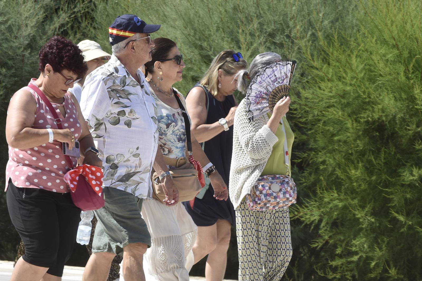FOTO Šibenik se prži na 30 stupnjeva, turisti se od sunca štite na sve moguće načine