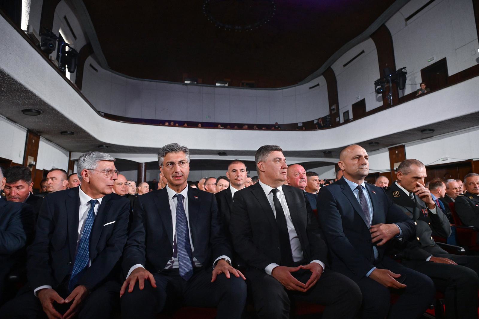 FOTO Pogledajte susret Milanovića i Plenkovića na proslavi HV-a