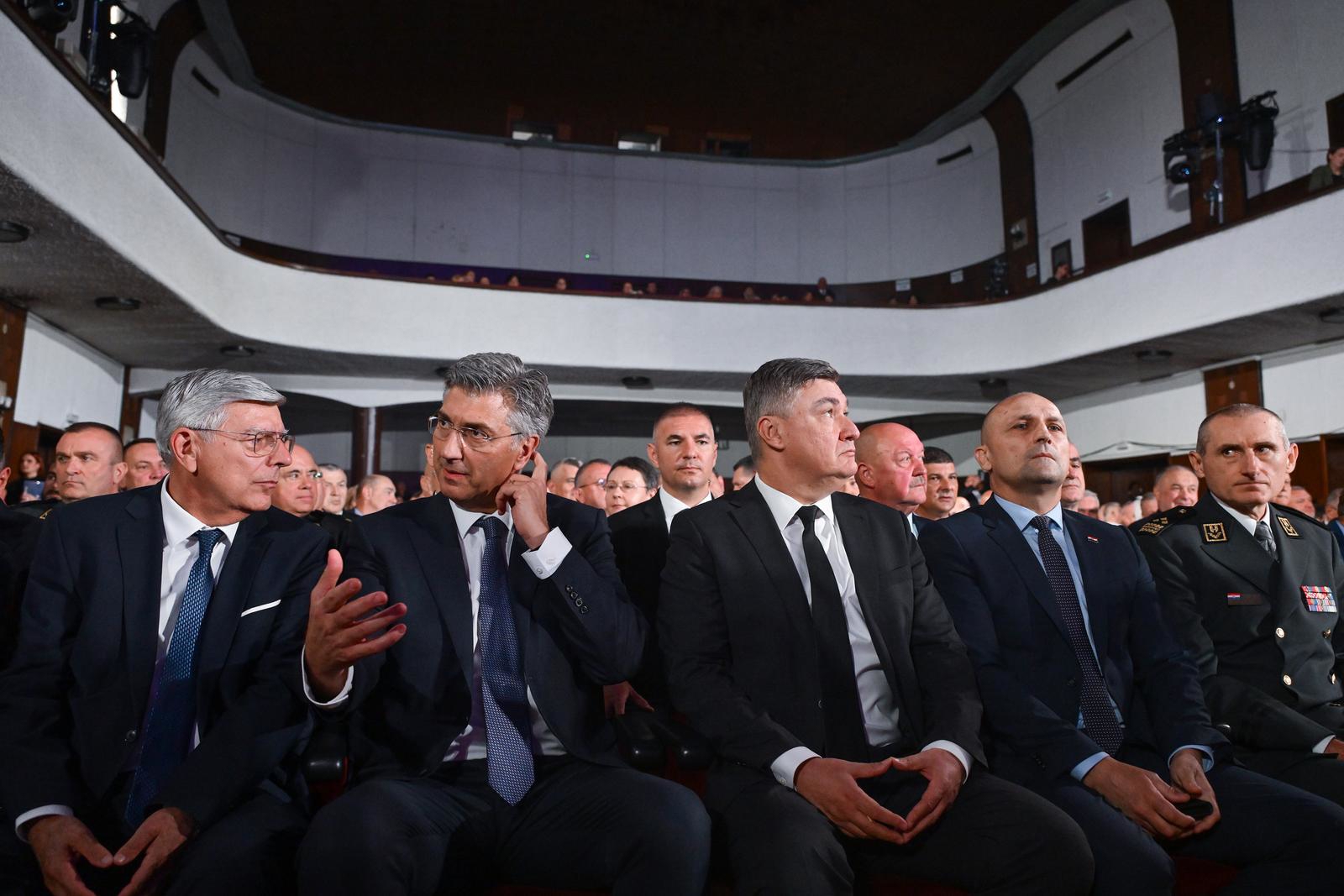 FOTO Pogledajte susret Milanovića i Plenkovića na proslavi HV-a