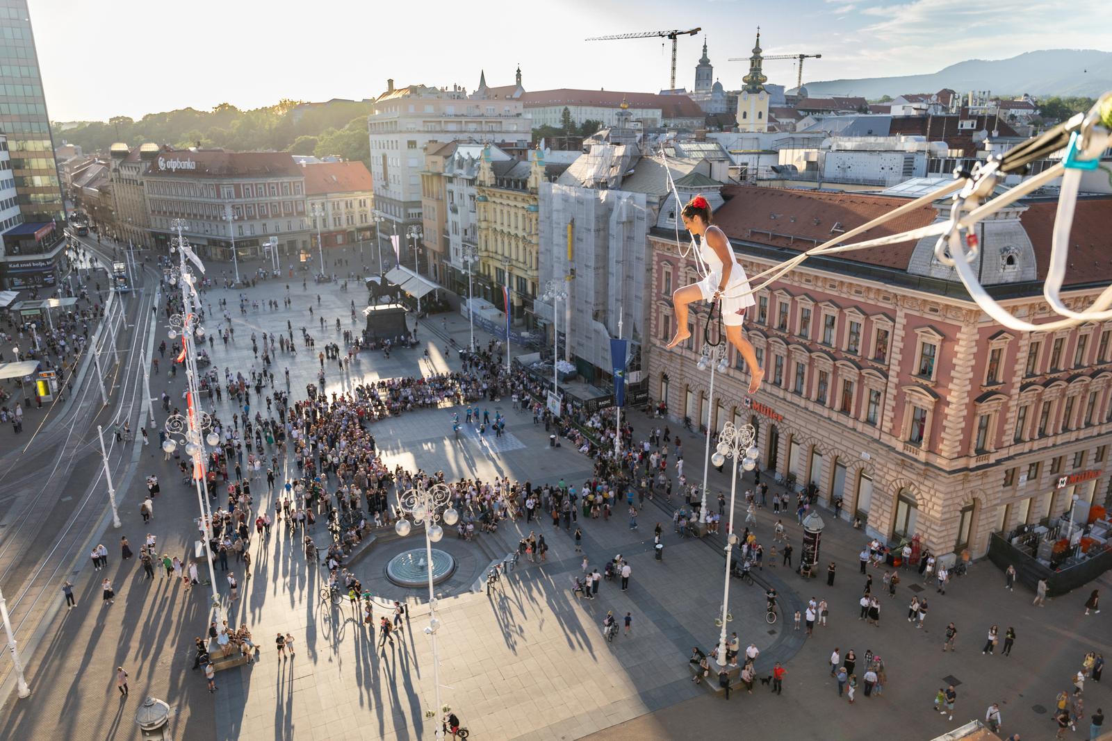 Šibenčanka Antonia oduševila Zagrepčane hodom po žici na Trgu bana Jelačića