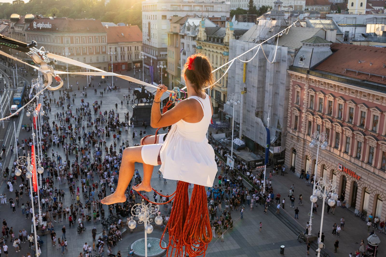 Šibenčanka Antonia oduševila Zagrepčane hodom po žici na Trgu bana Jelačića