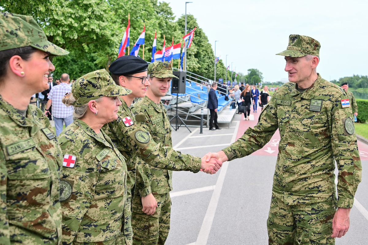 FOTO Odlikovani vojnici i vojnikinje koji su spasili život dječaku na Jarunu