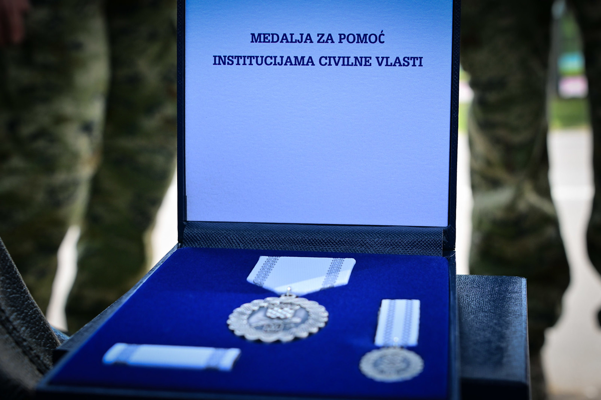 FOTO Odlikovani vojnici i vojnikinje koji su spasili život dječaku na Jarunu