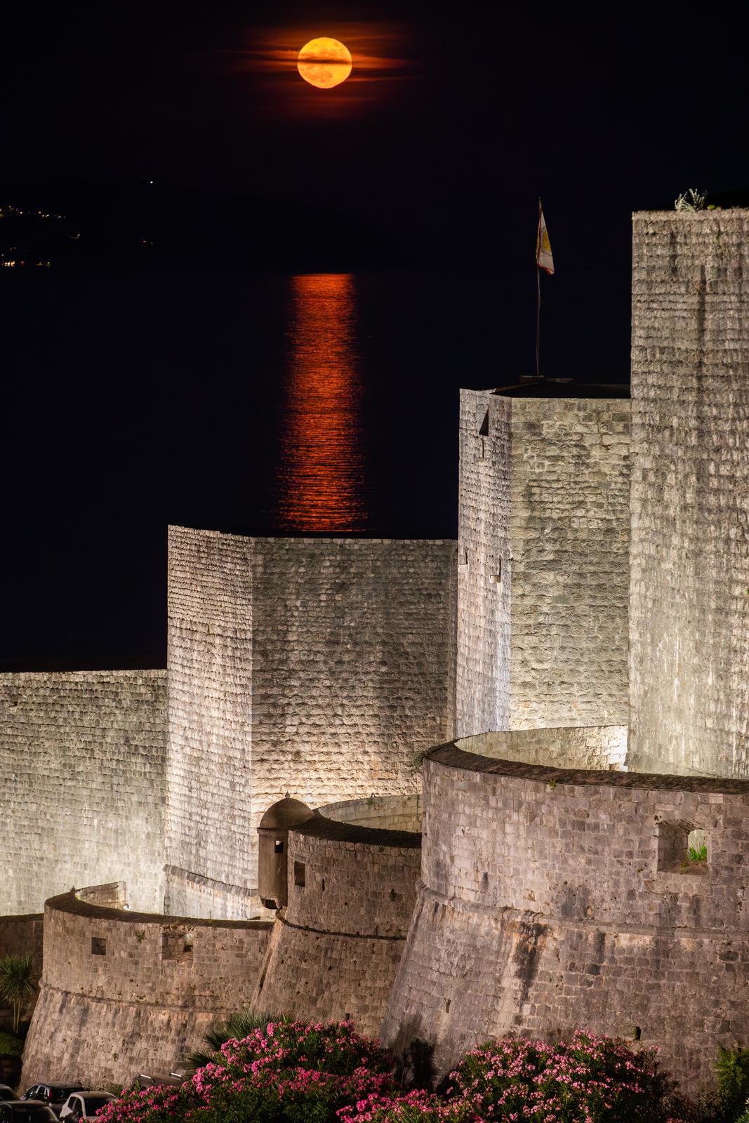 FOTO Puni Mjesec obasjao Hrvatsku, pogledajte slike iz Dubrovnika i Pule
