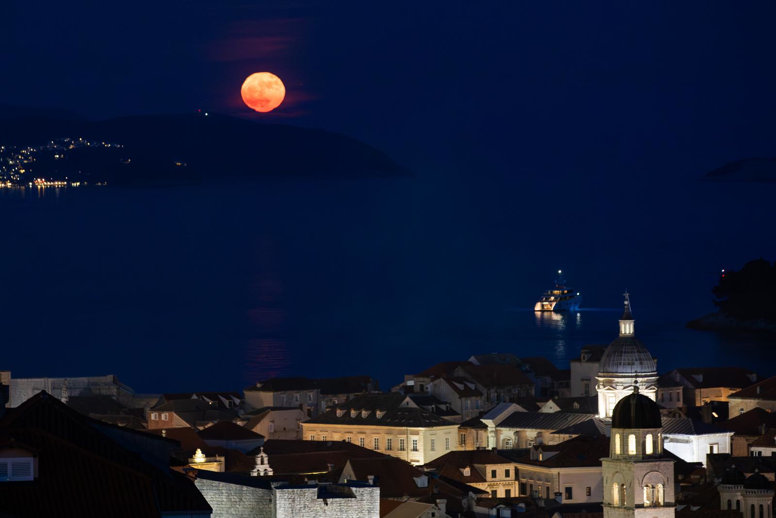 FOTO Puni Mjesec obasjao Hrvatsku, pogledajte slike iz Dubrovnika i Pule