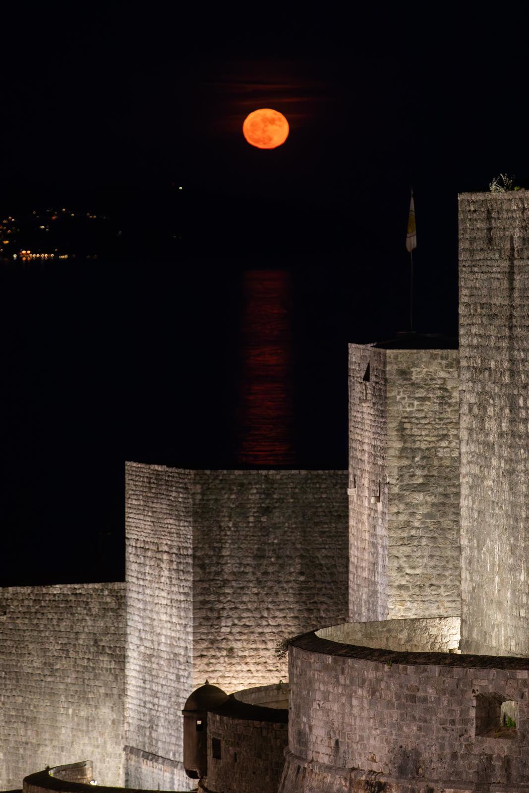 FOTO Puni Mjesec obasjao Hrvatsku, pogledajte slike iz Dubrovnika i Pule