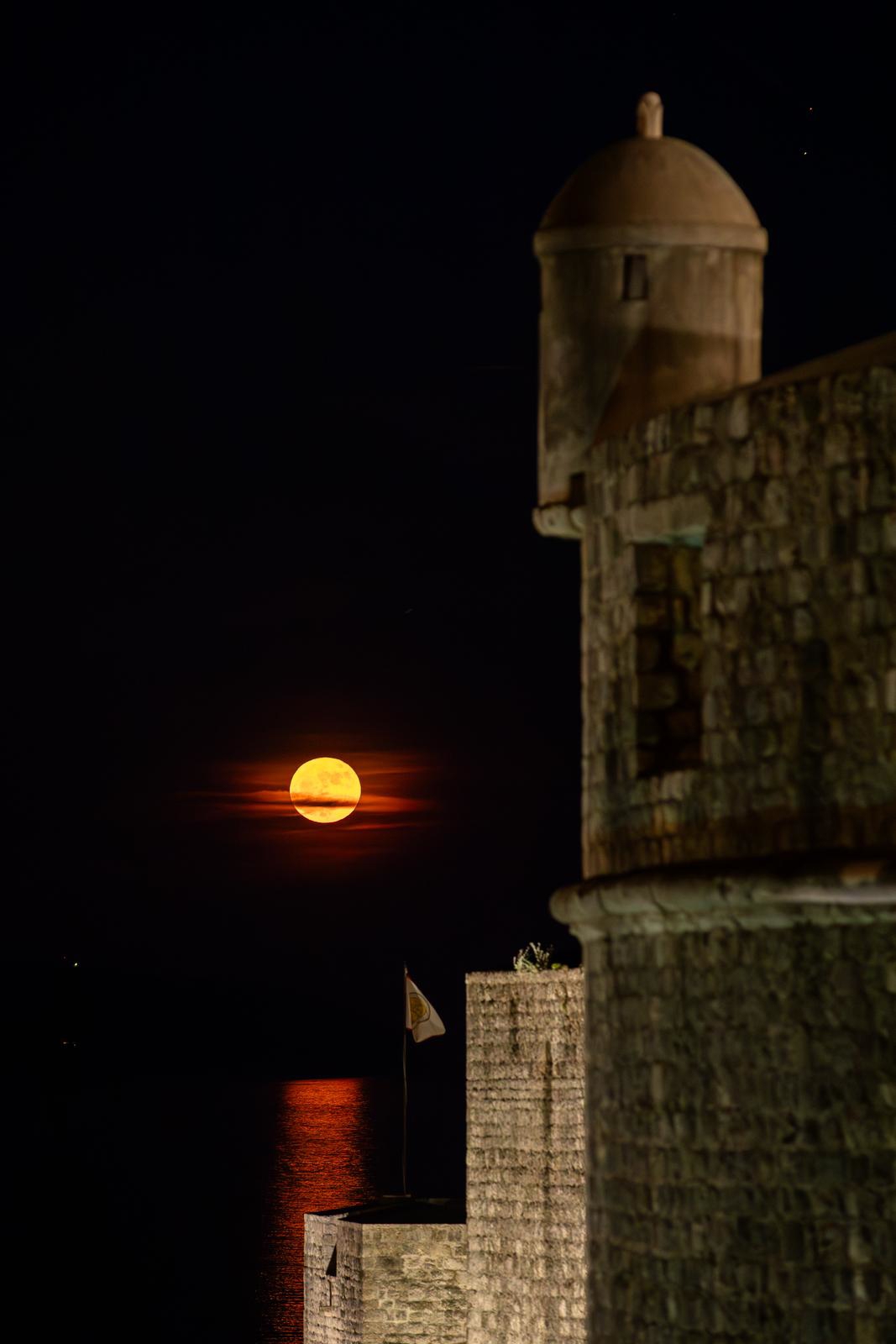 FOTO Puni Mjesec obasjao Hrvatsku, pogledajte slike iz Dubrovnika i Pule