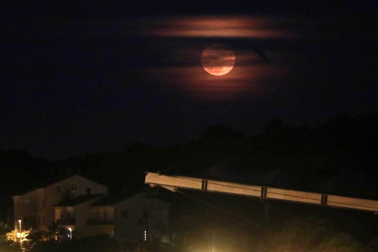 FOTO Puni Mjesec obasjao Hrvatsku, pogledajte slike iz Dubrovnika i Pule