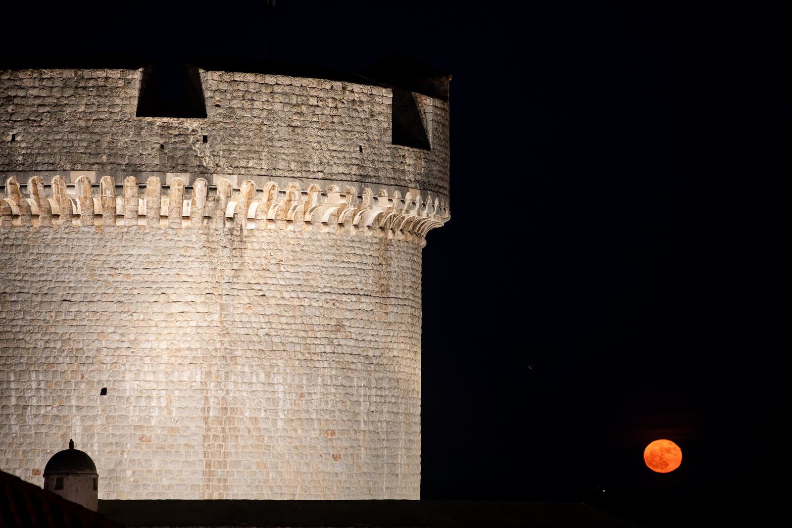 FOTO Puni Mjesec obasjao Hrvatsku, pogledajte slike iz Dubrovnika i Pule