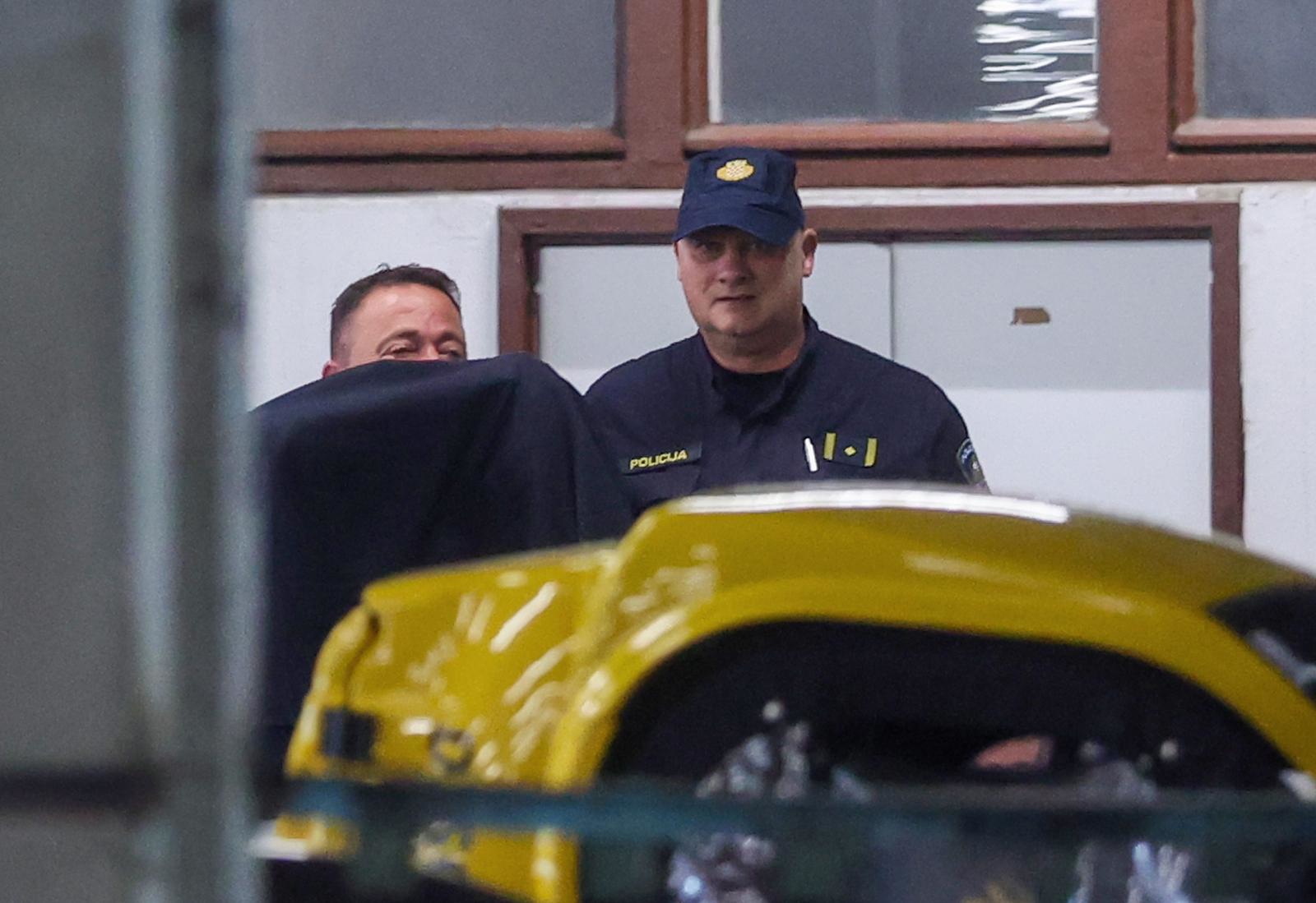 FOTO Lazar osumnjičen da je podmićivao nogometnog suca, smije se dok ga privode