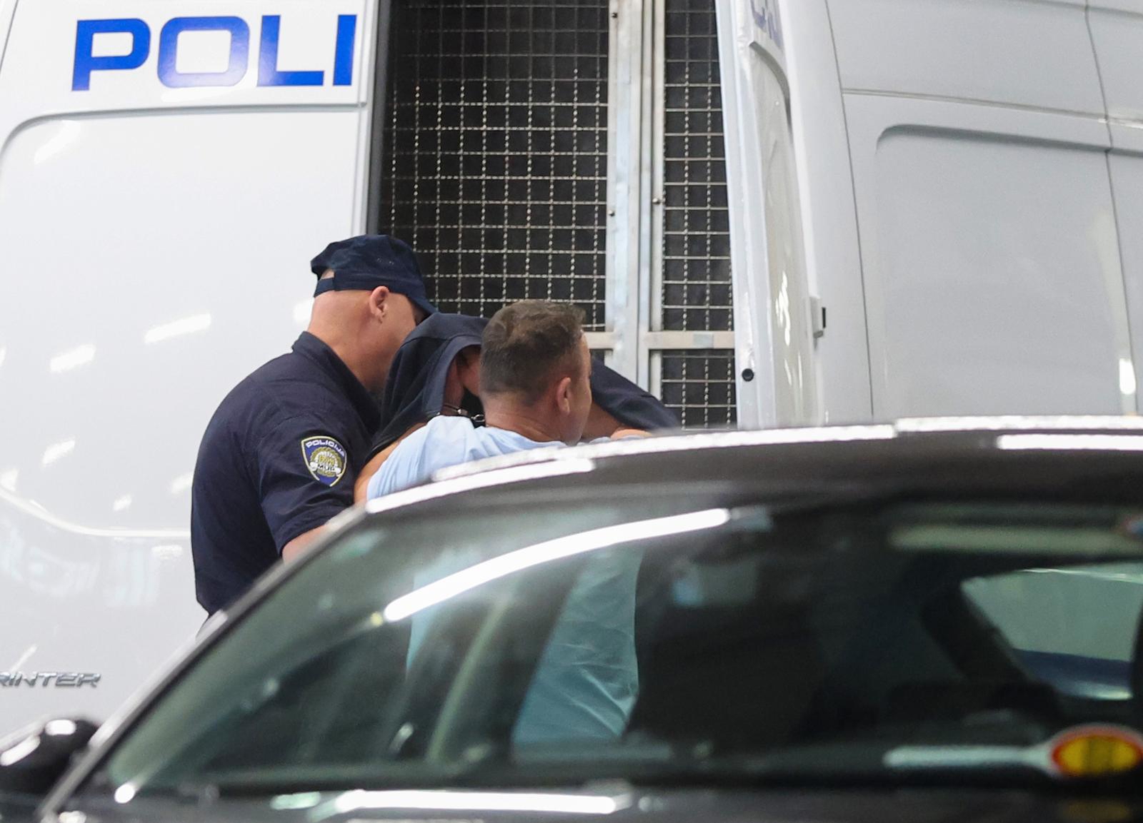 FOTO Lazar osumnjičen da je podmićivao nogometnog suca, smije se dok ga privode