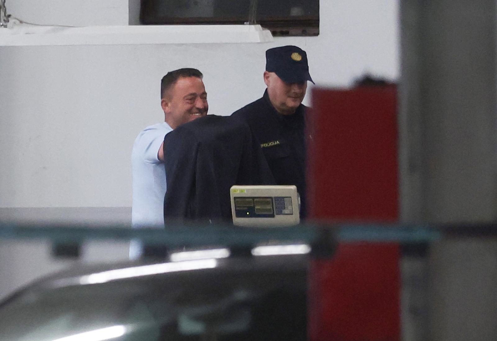 FOTO Lazar osumnjičen da je podmićivao nogometnog suca, smije se dok ga privode