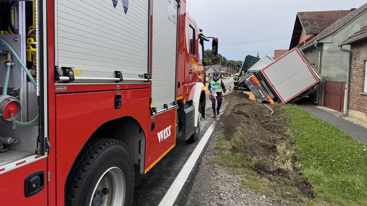 FOTO Pijani vozač kamiona sletio s ceste. Kukuruz zatrpao dvorište i nogostup