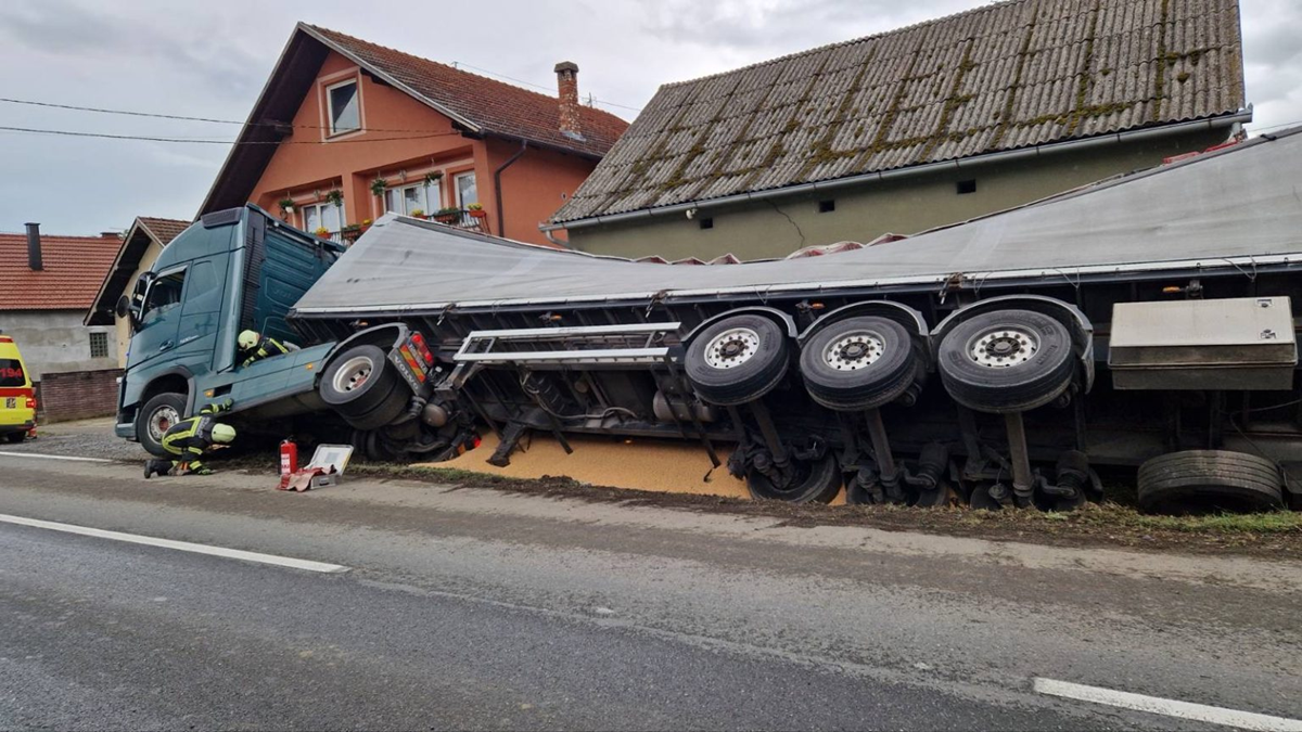 FOTO Pijani vozač kamiona sletio s ceste. Kukuruz zatrpao dvorište i nogostup