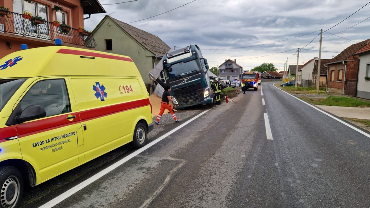 FOTO Pijani vozač kamiona sletio s ceste. Kukuruz zatrpao dvorište i nogostup