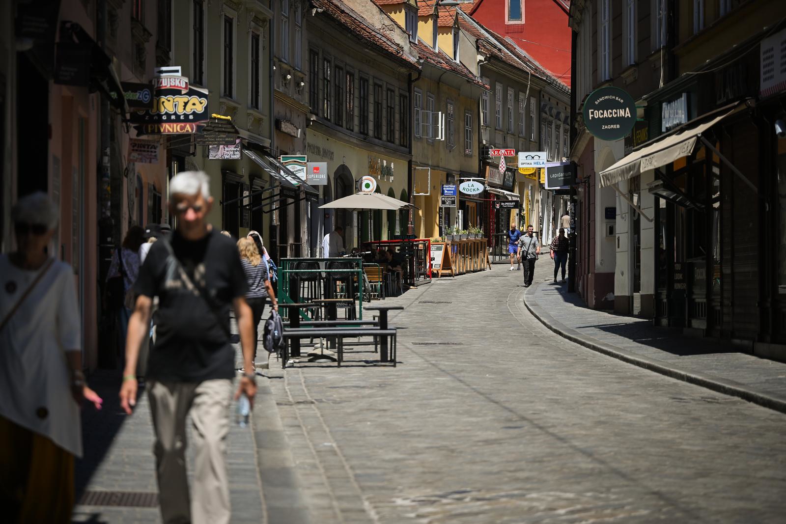 FOTO Zagrepčani na Tijelovo pobjegli na more, metropolu zauzeli turisti