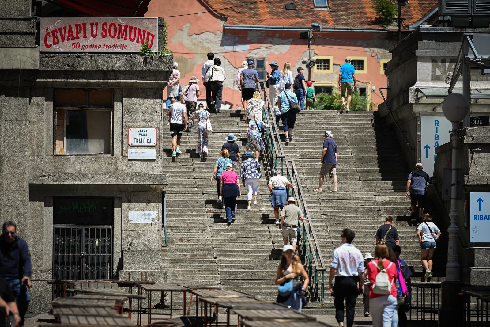 FOTO Zagrepčani na Tijelovo pobjegli na more, metropolu zauzeli turisti