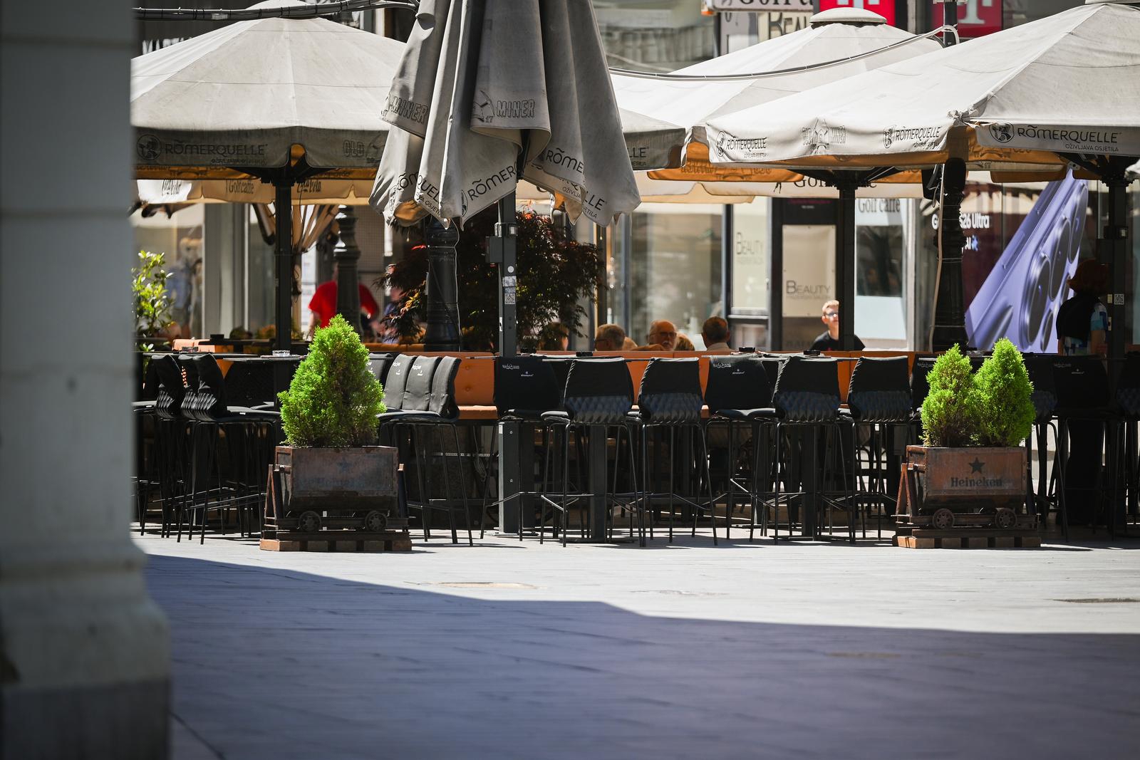 FOTO Zagrepčani na Tijelovo pobjegli na more, metropolu zauzeli turisti