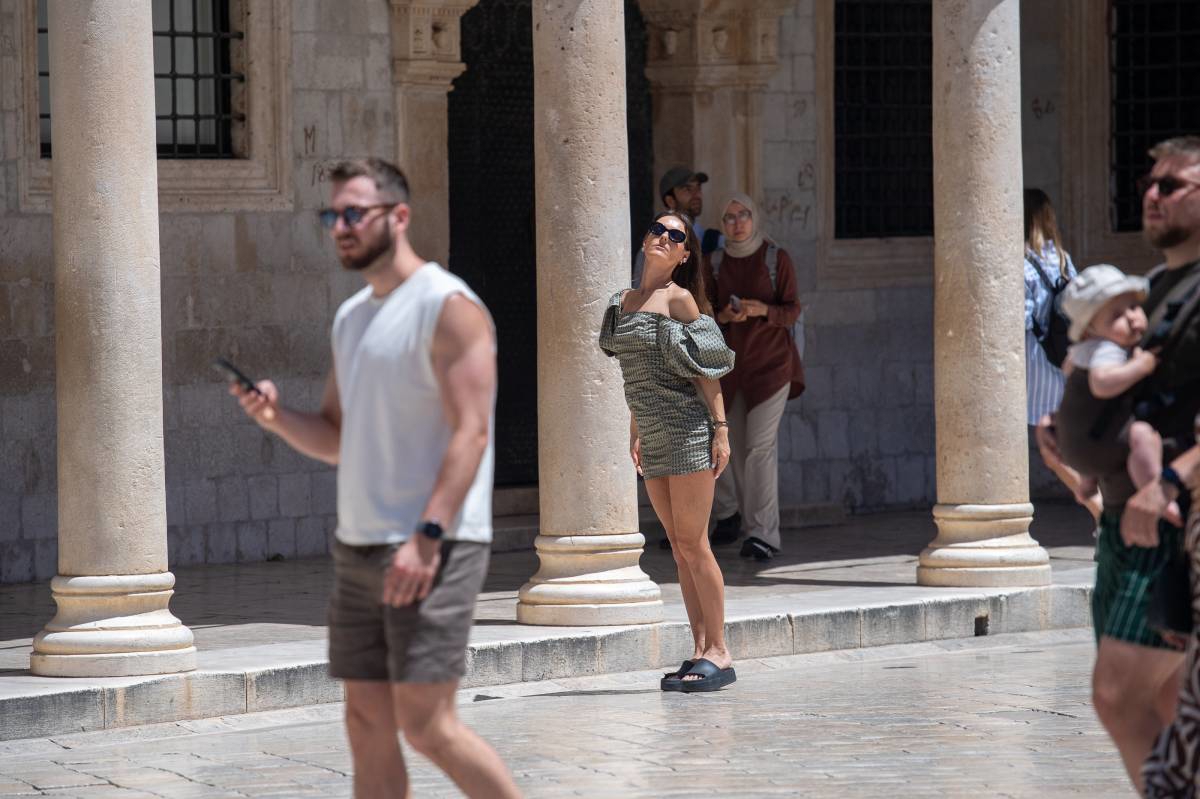 FOTO Lijepe Dubrovčanke u nepogrešivim ljetnim kombinacijama pokorile Stradun