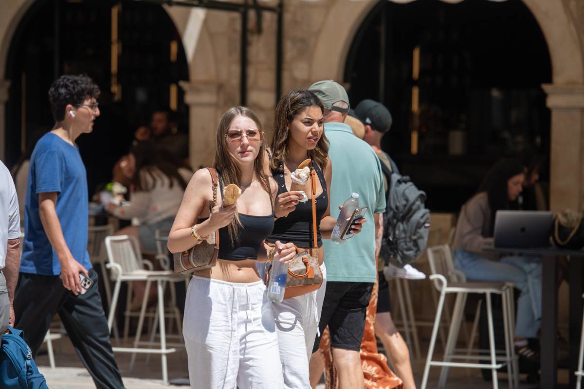 FOTO Lijepe Dubrovčanke u nepogrešivim ljetnim kombinacijama pokorile Stradun