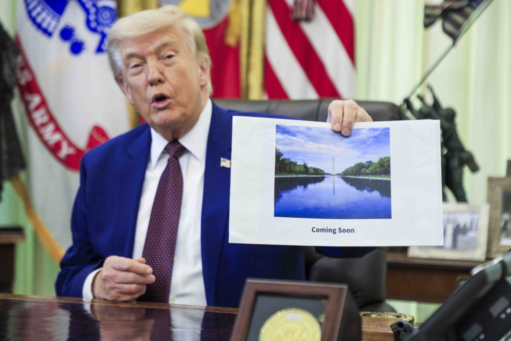 FOTO Pogledajte grafiku kojom je Trump mahao na presici