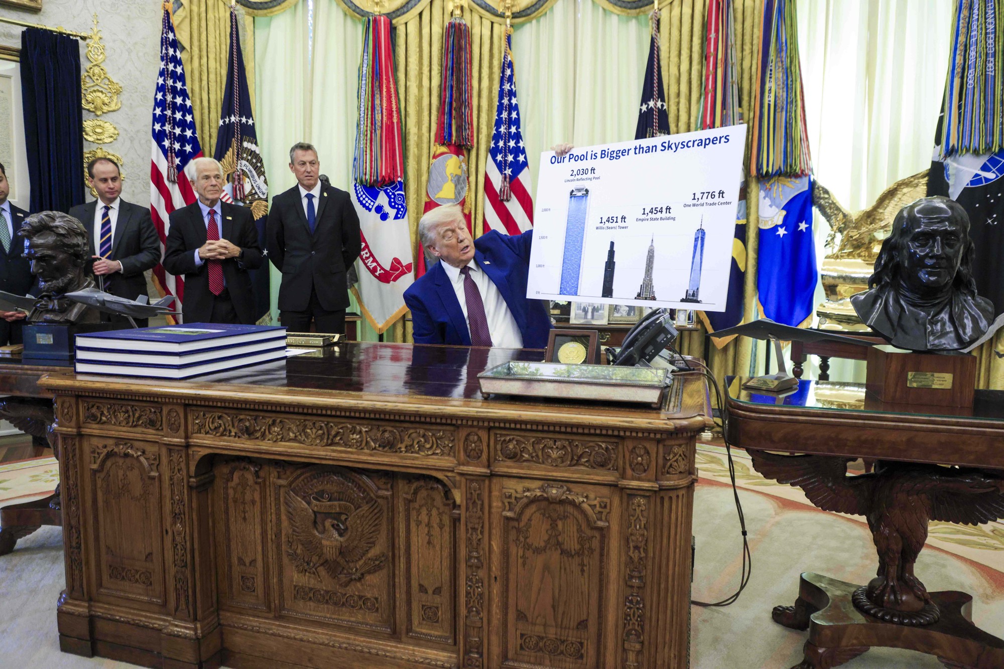 FOTO Pogledajte grafiku kojom je Trump mahao na presici