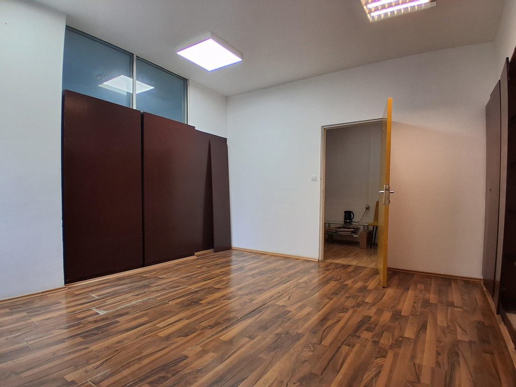 Država iznajmljuje garaže i poslovne prostore u 11 gradova. Pogledajte fotografije