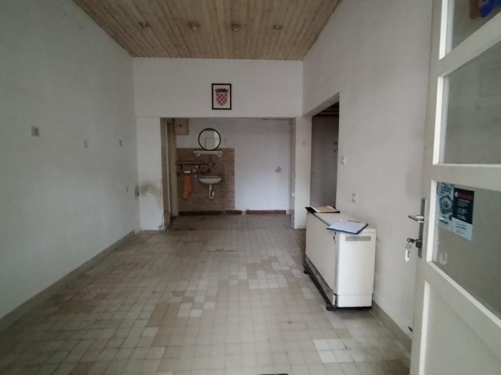 Država iznajmljuje garaže i poslovne prostore u 11 gradova. Pogledajte fotografije