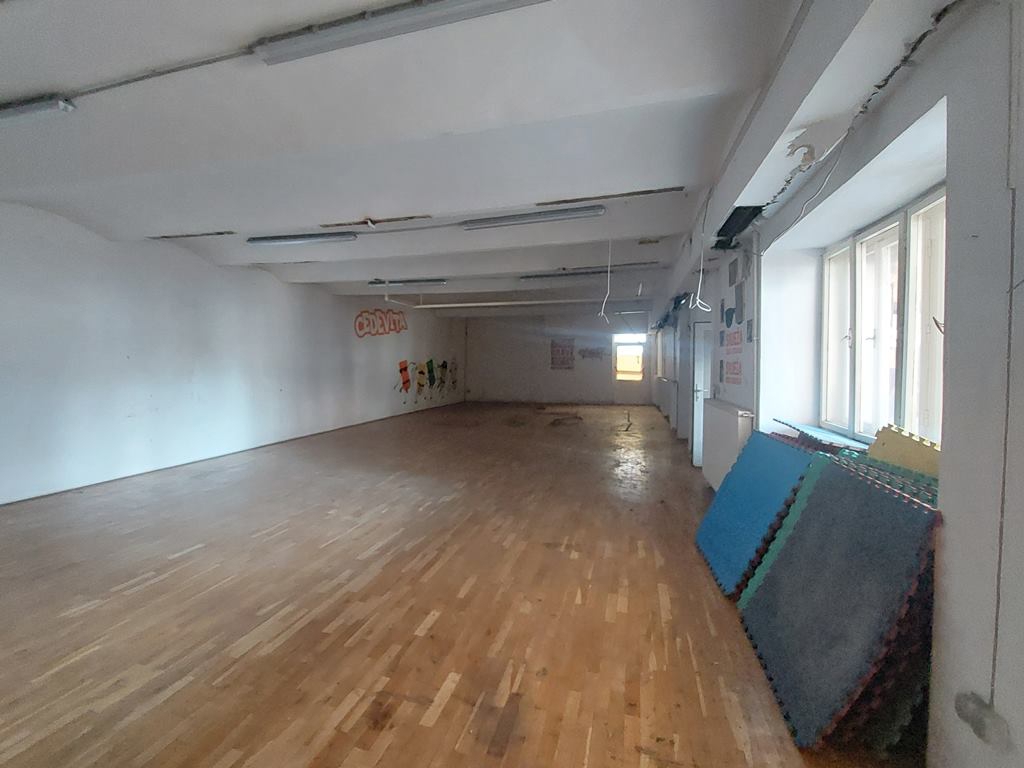 Država iznajmljuje garaže i poslovne prostore u 11 gradova. Pogledajte fotografije