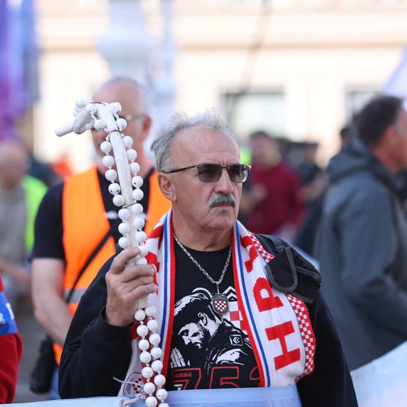 VIDEO Klečavci molili na Trgu u Zagrebu. Protuprosvjednici svirali i pjevali