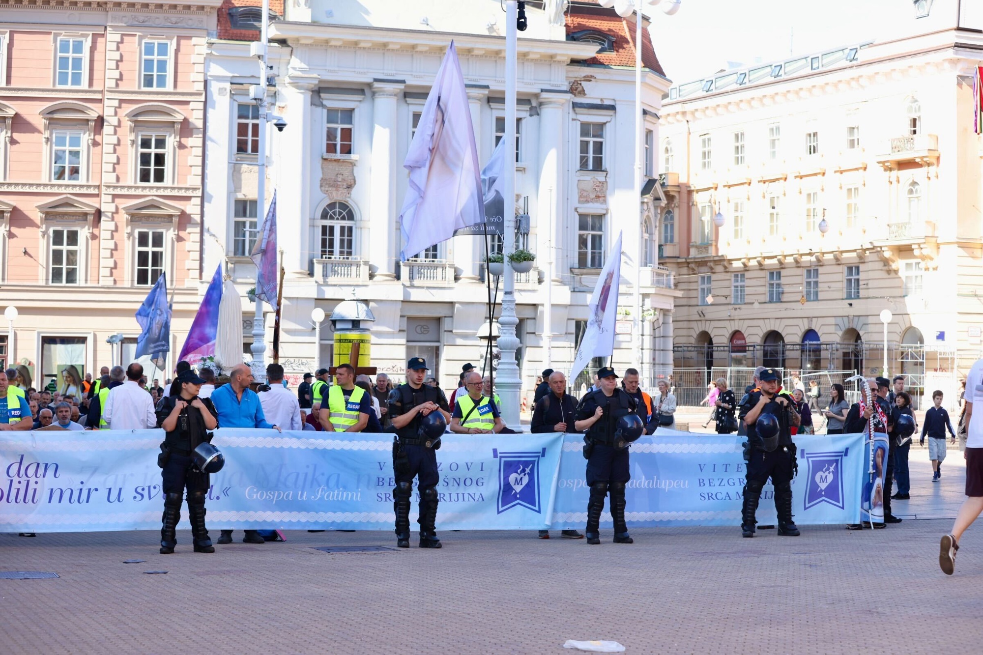 VIDEO Klečavci molili na Trgu u Zagrebu. Protuprosvjednici svirali i pjevali