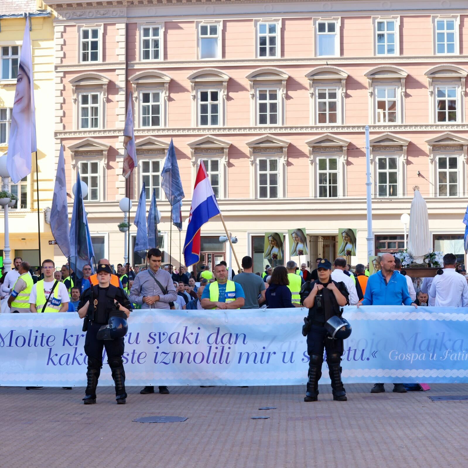 VIDEO Klečavci molili na Trgu u Zagrebu. Protuprosvjednici svirali i pjevali