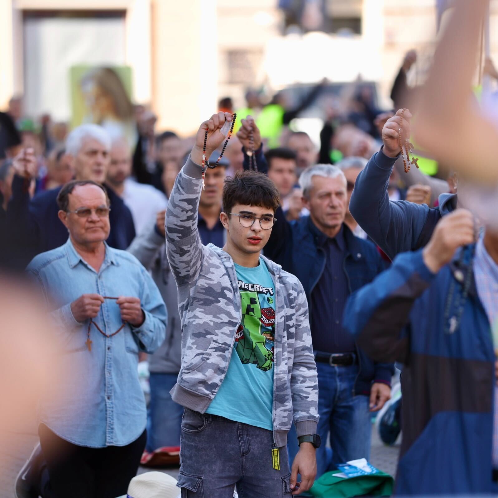 VIDEO Klečavci molili na Trgu u Zagrebu. Protuprosvjednici svirali i pjevali